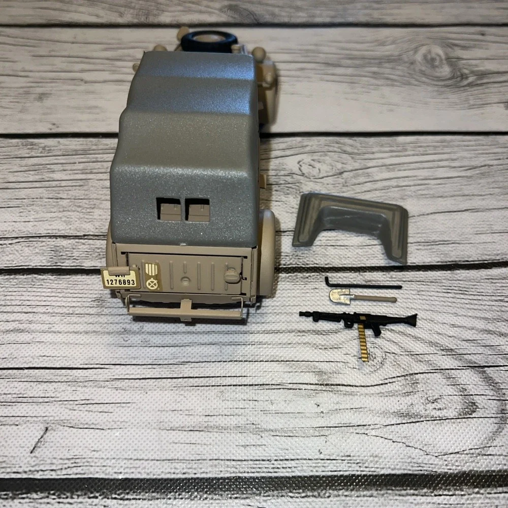 Hendrich Diecast Tan Black VW Typ 82 1:24 Truck Model Military Vehicle W/ Pieces
